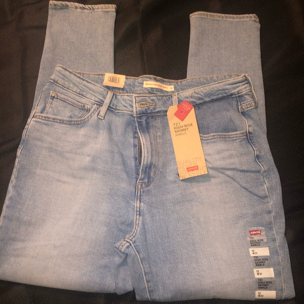 NWT... distressed Levi 721 high rise skinny ankle
